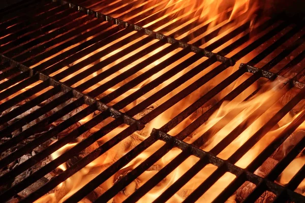 Leerer Grill mit Flammen und Kopierraum Stockbild