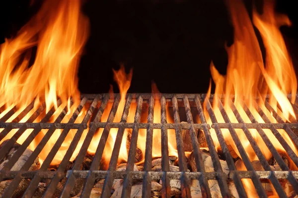 Flammenfeuer leeren heißen Grill Holzkohlegrill mit glühenden Kohlen lizenzfreie Stockfotos