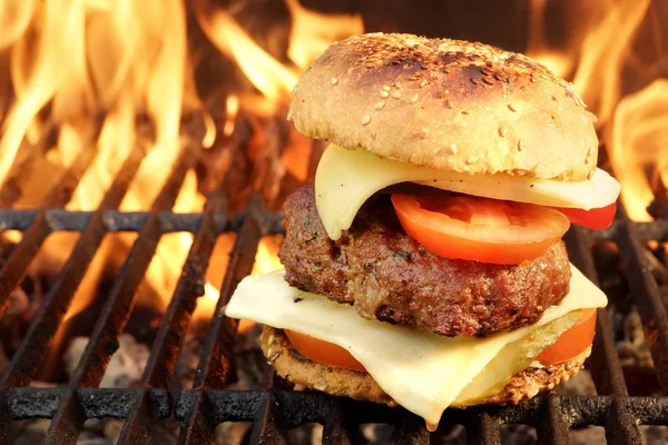 Hausgemachter BBQ Beef Burger auf dem heißen Grill — Stockfoto