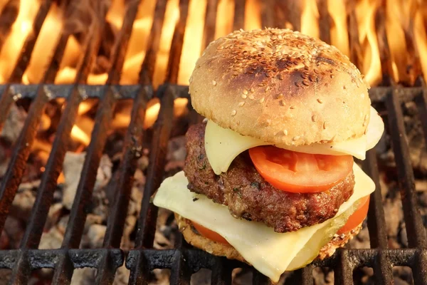 Házi grill marha Burger a lángoló forró grill — Stock Fotó