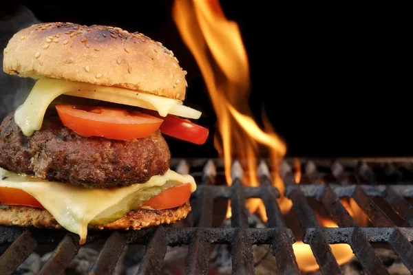 Hambúrguer de carne de churrasco caseiro na grelha quente flamejante — Fotografia de Stock