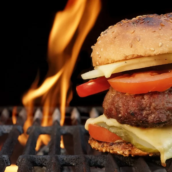 Barbecue fatto in casa hamburger di manzo sulla griglia fiammeggiante calda — Foto Stock