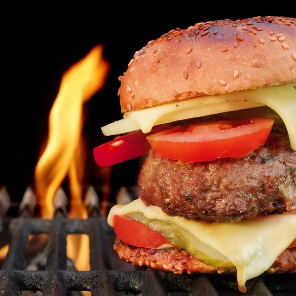 Huisgemaakte Bbq Beef Burger op de hete vlammende Grill — Stockfoto