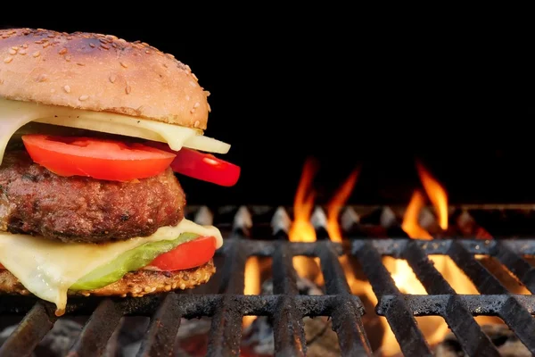 Hambúrguer de carne de churrasco caseiro na grelha quente flamejante — Fotografia de Stock