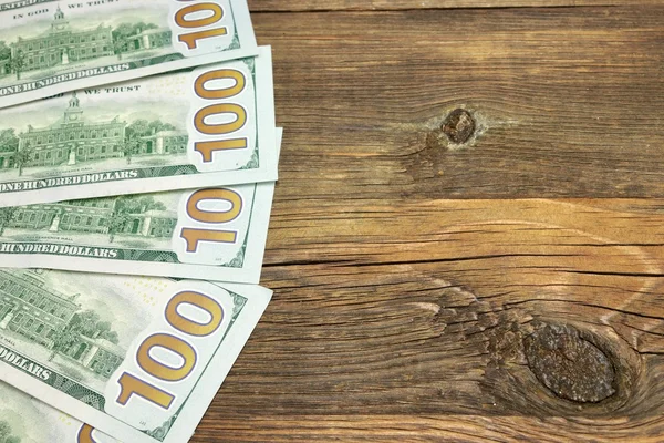 Pięć dolara na Hudred rachunek na szorstki tło drewna — Zdjęcie stockowe