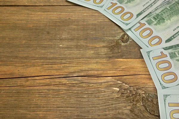 Five One Hudred Dollar Bill sullo sfondo di legno grezzo — Foto Stock