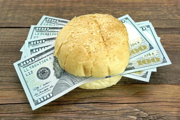New One Hundred Dollar Bills Fresh Burger — Stock Photo, Image