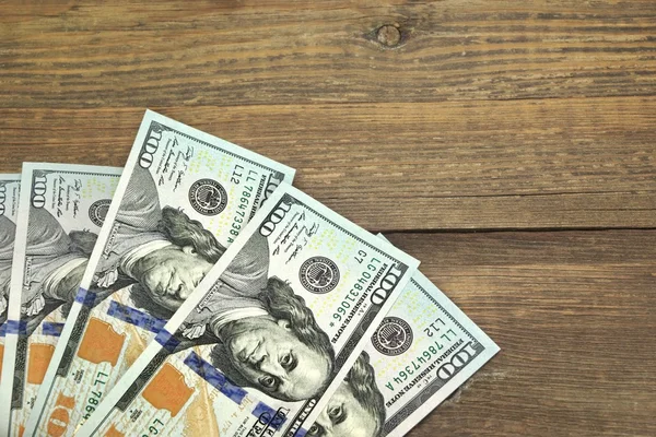 Usa novo cem dólares de contas na mesa de madeira — Fotografia de Stock