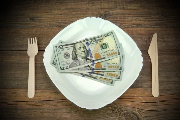 One Hundred Dollar Bills On The Plate. Wood Background. — Stock Photo, Image