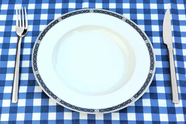 Empty Plate, Knife And Fork On The Chrckered  Picnic Tablecloth — Stock Photo, Image