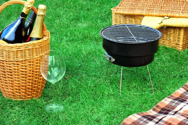 Romanic Weekend Picnic With BBQ Grill And Champagne Concept — Stock Photo, Image