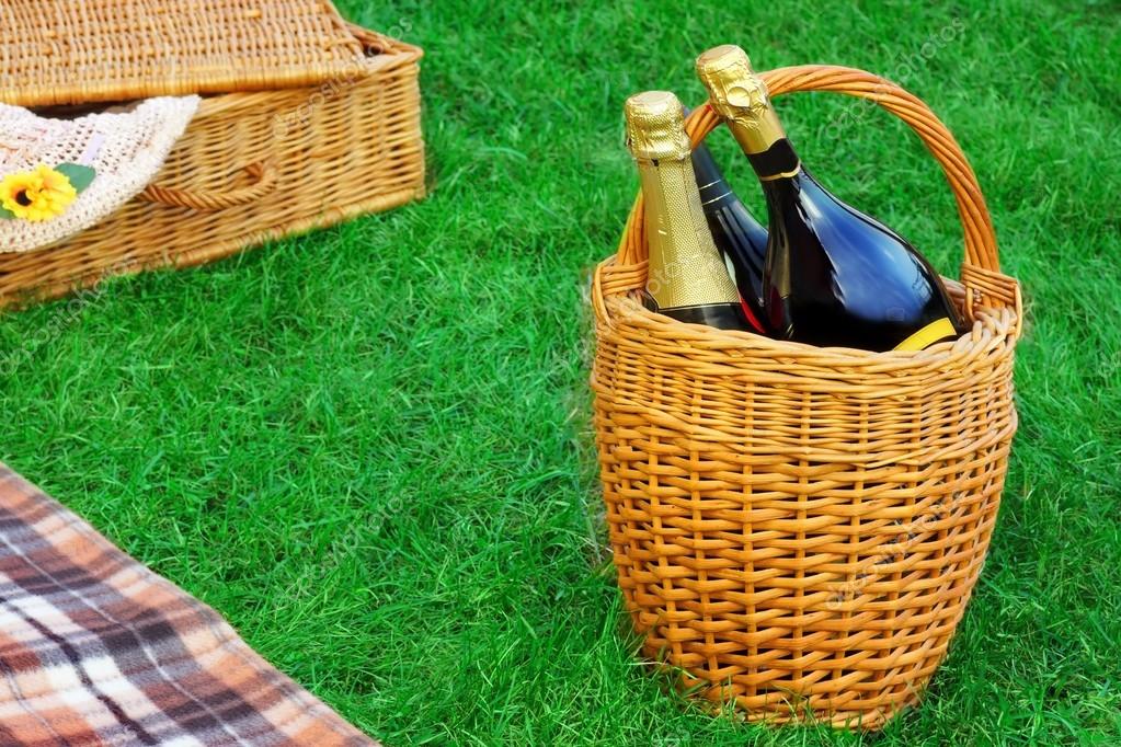 Basket With Champagne Wine, Picnic Hamper And Blanket — Stock Photo