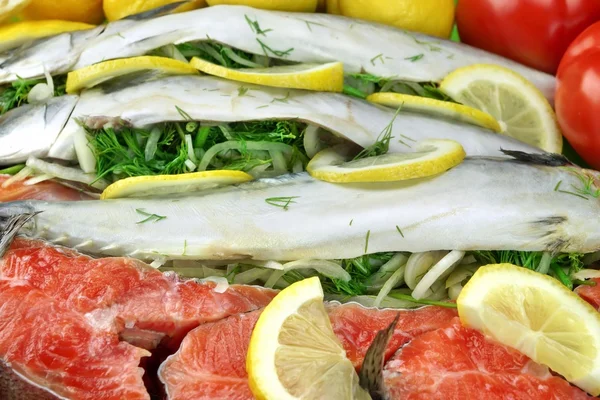 Prato com peixe recheado fresco e bife de salmão — Fotografia de Stock