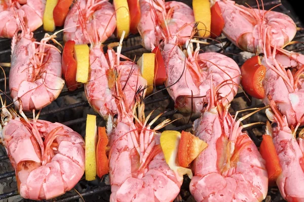 Skewered grandes camarones en la parrilla barbacoa caliente — Foto de Stock