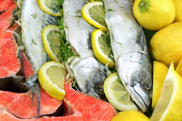 Prato com peixe recheado fresco e bife de salmão — Fotografia de Stock