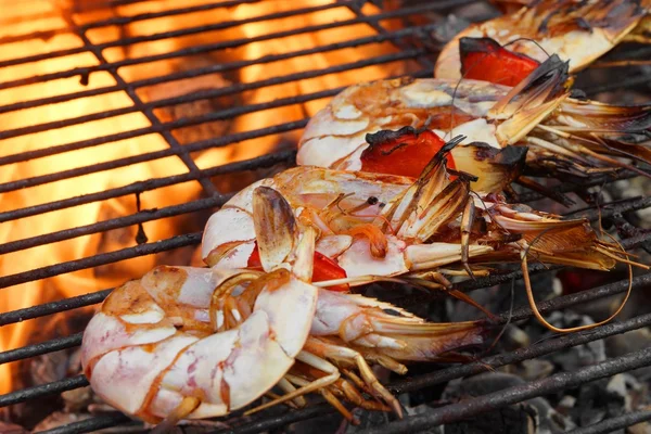 Skewered Big Shrimps On The Hot BBQ Grill — Stock Photo, Image