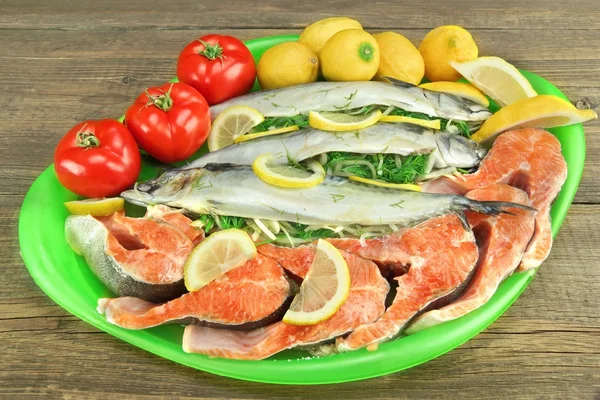 Large Dish With Fresh  Stuffed Fish And Salmon Steak — Stock Photo, Image