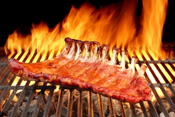 Barbacoa bebé espalda costillas de cerdo en la parrilla de llama caliente — Foto de Stock