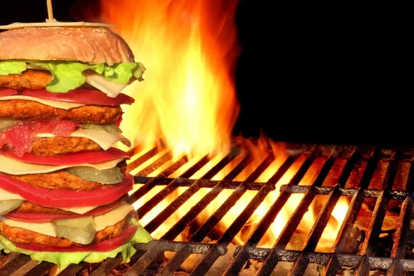 BBQ-zelfgemaakte grote Cheeseburger op de hete houtskool Grill — Stockfoto