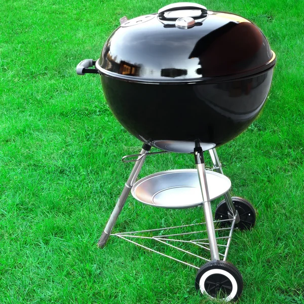 Churrasco carvão Grill aparelho no fundo do gramado com cópia Sp — Fotografia de Stock