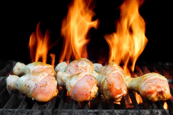 Piernas de pollo en la parrilla de barbacoa caliente — Foto de Stock
