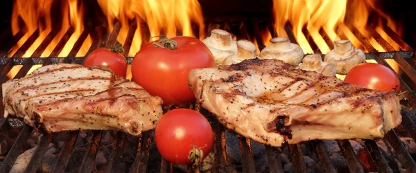 Vepřová žebra steaky, rajče a žampiony na horký gril Bbq — Stock fotografie