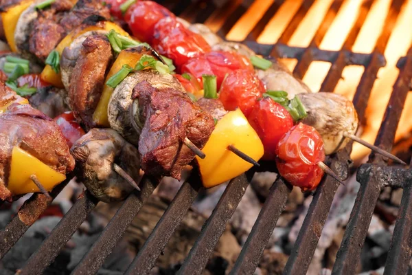 Carne mezclada y verduras Kebabs en parrilla de barbacoa de carbón — Foto de Stock