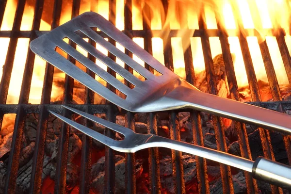 BBQ narzędzia na gorącym grillu — Zdjęcie stockowe
