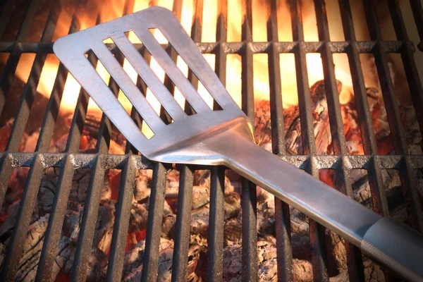 Spatula On The Hot Flaming Grill Close-up — Stock Photo, Image