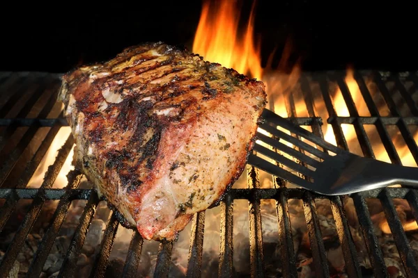 Braciola di maiale alla griglia con costole sulla griglia calda . — Foto Stock