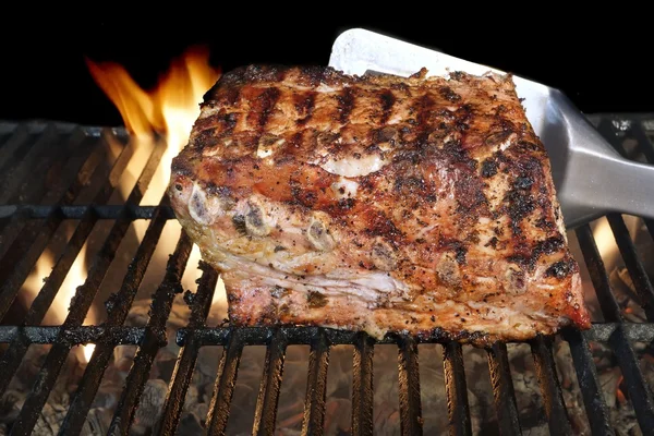 A forró lángoló Bbq Grill közelről a bordák karaj — Stock Fotó