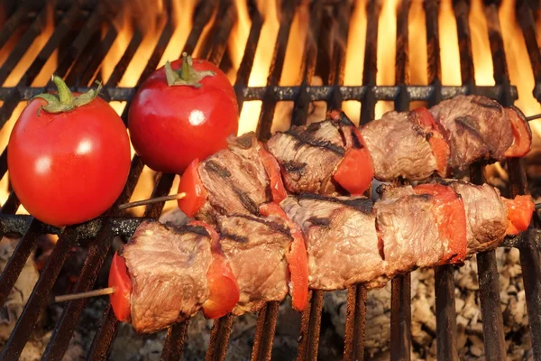 Carne de res a la parrilla Kababs en la parrilla de barbacoa caliente Primer plano —  Fotos de Stock