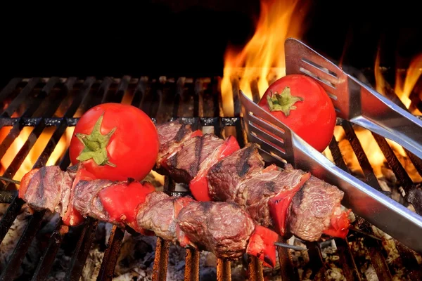 Carne de res a la parrilla Kababs en la parrilla de barbacoa caliente Primer plano —  Fotos de Stock