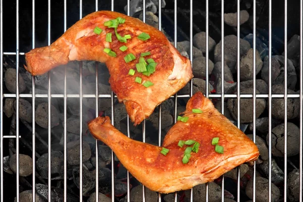 Dos cuartos de pollo asado BBQ en la parrilla de carbón caliente — Foto de Stock