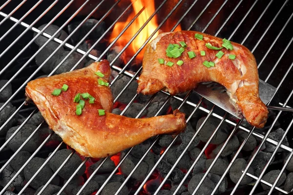 Barbecue Quartieri di pollo arrosto sulla griglia a carbone caldo — Foto Stock