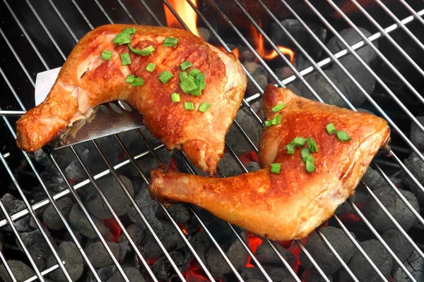 Barbecue Quartieri di pollo arrosto sulla griglia a carbone caldo — Foto Stock