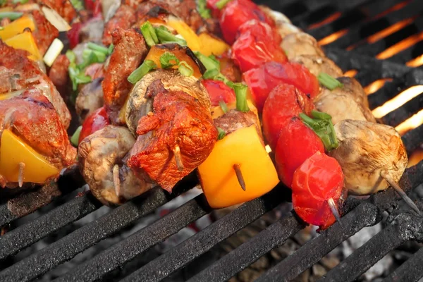 BBQ stekt kjøtt, shish kebab, med paprika, tomater og mushro – stockfoto