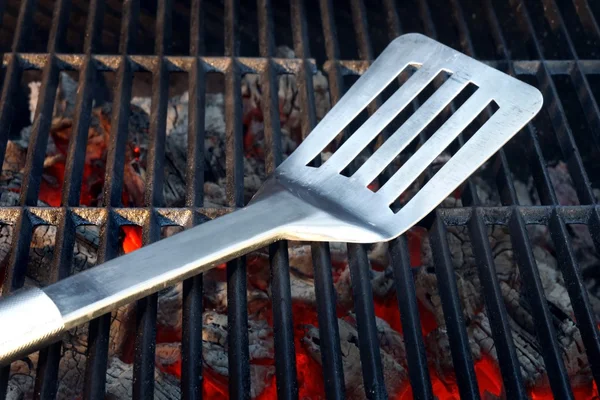 Grill de carvão quente com ferramentas de churrasco — Fotografia de Stock