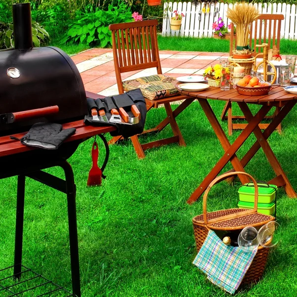 Backyard Summer BBQ & Cocktail Party Scene — Stock Photo, Image