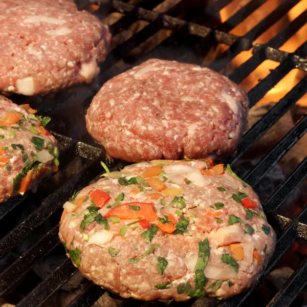 Hambúrgueres de carne de porco de carne picada na churrasqueira quente — Fotografia de Stock