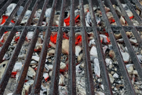 Churrasqueira Grelha e carvão brilhante Close-up — Fotografia de Stock
