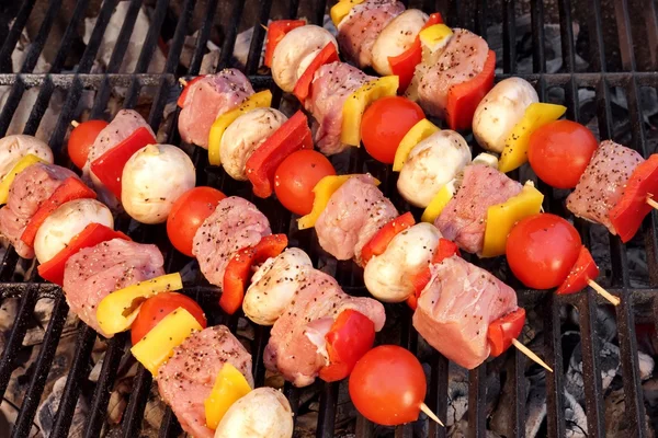 Skeakermatlaging av svin og grønnsaker på BBQ-grill – stockfoto