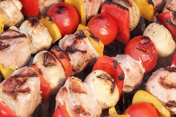 Kebab di carne e verdure assortiti sul barbecue caldo — Foto Stock