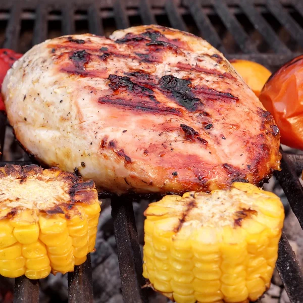 Grillhähnchenbrust auf dem heißen Grill mit Gemüse — Stockfoto