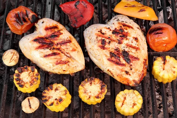 BBQ petto di pollo arrosto sulla griglia calda con verdure — Foto Stock