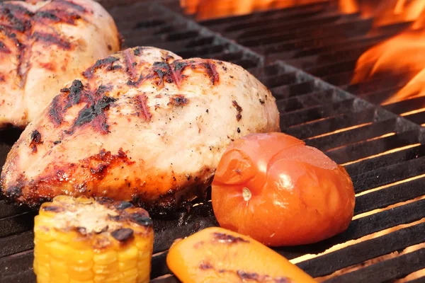 BBQ petto di pollo arrosto sulla griglia calda con verdure — Foto Stock