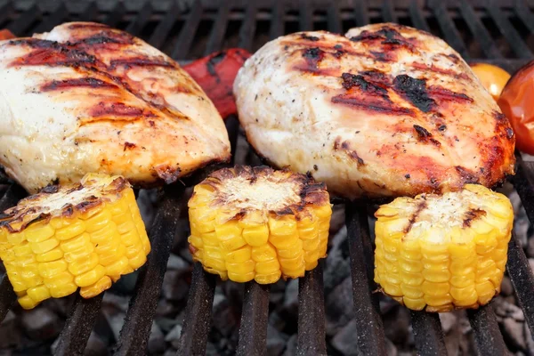 Grillhähnchenbrust auf dem heißen Grill mit Gemüse — Stockfoto