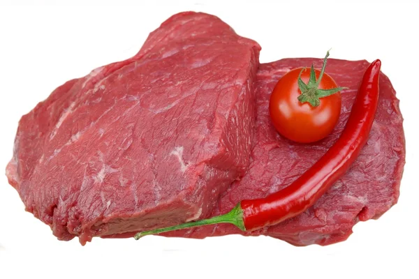 Zwei rohe, frische Beefsteaks in Nahaufnahme isoliert auf weiß — Stockfoto