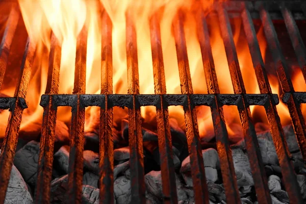 Grelha de churrasco de carvão quente em chamas vazia — Fotografia de Stock