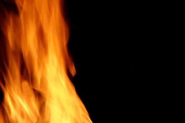 Огненное пламя на чёрном фоне — стоковое фото